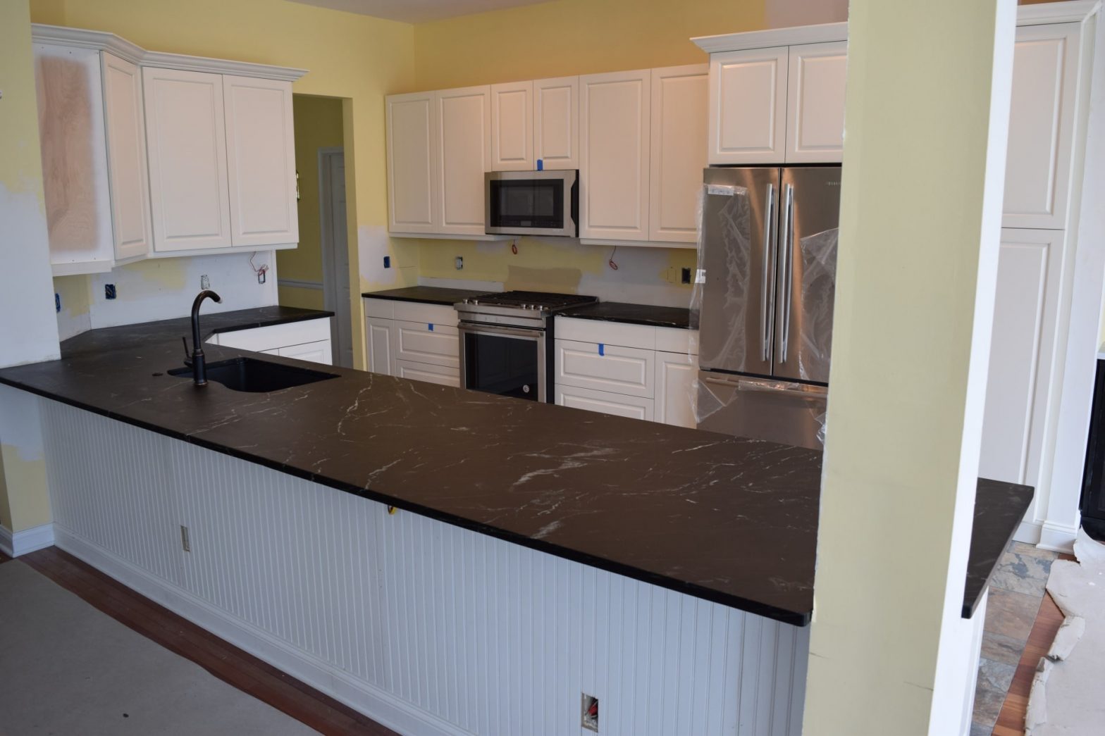 Noire Slate/Soapstone Peninsula (Mirror Image Seam)